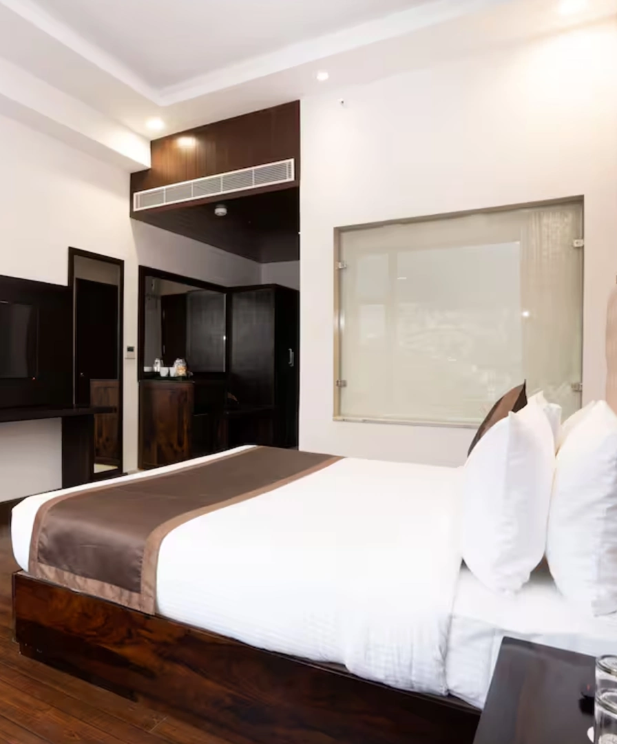 Book hotel in Shimla: Deluxe King Room for a premium mountain escape Deluxe King Room – Luxury hotel stay in Shimla with scenic mountain views