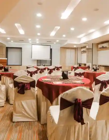 Explore Nashik – A Blend of Heritage and Modernity Scenic view of Nashik city with natural surroundings and modern structures