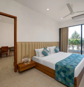 Wooden Tree House King Bed Room with Nature View - Panchgani Wooden Tree House king bed room with AC, ceiling fan, wooden headboard and green nature view window in Panchgani