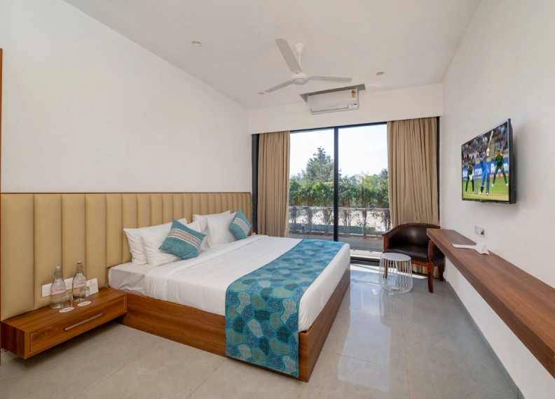 Wooden Tree House Spacious Room with Smart TV and Balcony - Panchgani Wooden Tree House spacious room with king bed, wall-mounted smart TV, AC, ceiling fan and balcony nature view in Panchgani